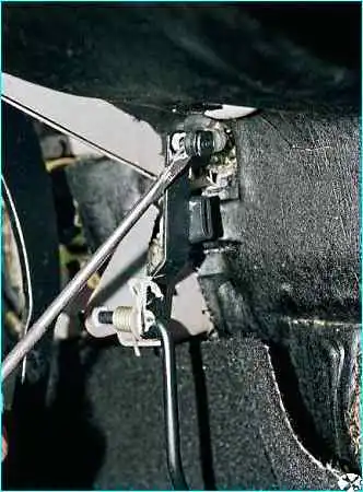 Снятие привода дроссельной заслонки ВАЗ-2110 Снятие привода дроссельной заслонки