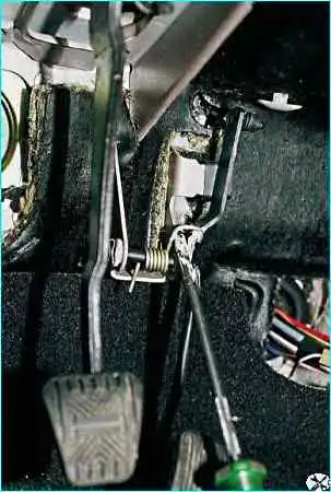 Снятие привода дроссельной заслонки ВАЗ-2110 Снятие привода дроссельной заслонки