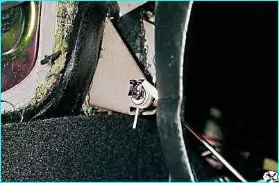 Снятие привода дроссельной заслонки ВАЗ-2110 Снятие привода дроссельной заслонки