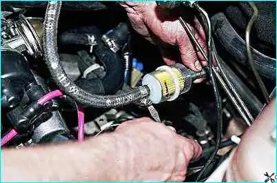 ВАЗ-2110 Замена топливного фильтра тонкой очистки