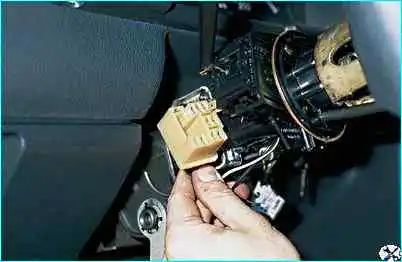 ВАЗ-2110 Снятие подрулевого переключателя