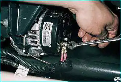 Снятие генератора с автомобиля Снятие генератора с автомобиля