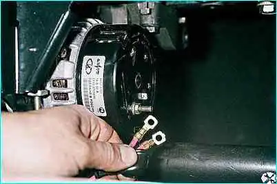 Снятие генератора с автомобиля Снятие генератора с автомобиля