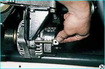 Снятие генератора с автомобиля Снятие генератора с автомобиля