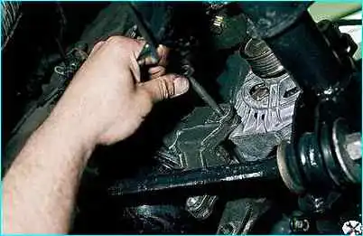 Снятие генератора с автомобиля Снятие генератора с автомобиля