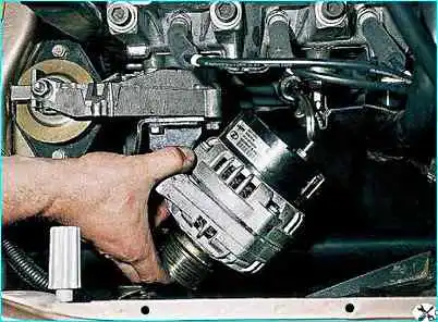 Снятие генератора с автомобиля Снятие генератора с автомобиля