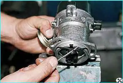 ВАЗ-2110 Снятие и разборка датчика-распределителя зажигания