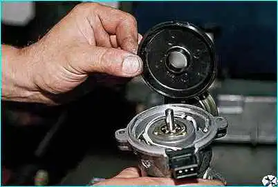 ВАЗ-2110 Снятие и разборка датчика-распределителя зажигания