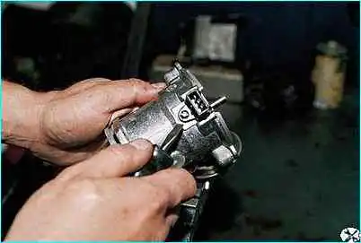 ВАЗ-2110 Снятие и разборка датчика-распределителя зажигания