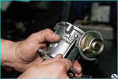 ВАЗ-2110 Снятие и разборка датчика-распределителя зажигания