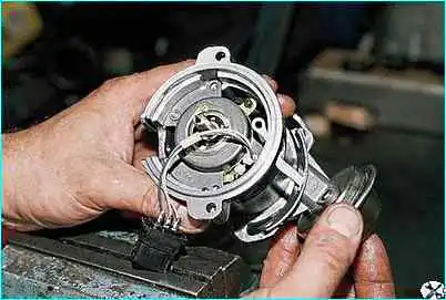 ВАЗ-2110 Снятие и разборка датчика-распределителя зажигания