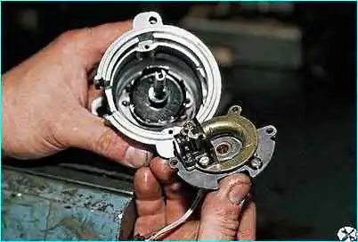 ВАЗ-2110 Снятие и разборка датчика-распределителя зажигания