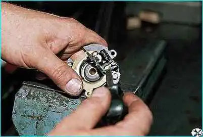 ВАЗ-2110 Снятие и разборка датчика-распределителя зажигания