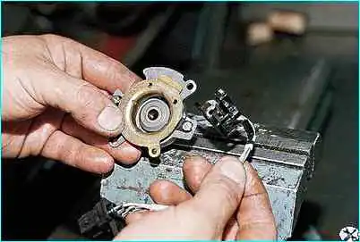 ВАЗ-2110 Снятие и разборка датчика-распределителя зажигания