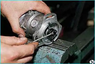 ВАЗ-2110 Снятие и разборка датчика-распределителя зажигания