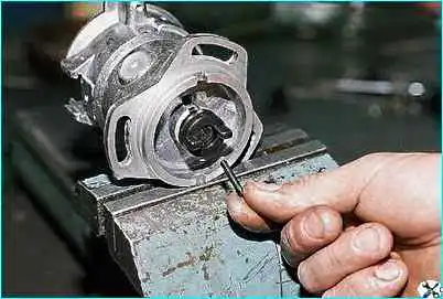 ВАЗ-2110 Снятие и разборка датчика-распределителя зажигания