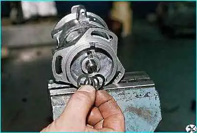 ВАЗ-2110 Снятие и разборка датчика-распределителя зажигания