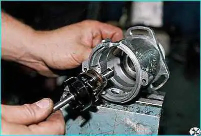 ВАЗ-2110 Снятие и разборка датчика-распределителя зажигания
