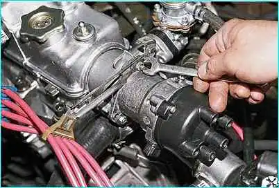 ВАЗ-2110 Снятие и разборка датчика-распределителя зажигания