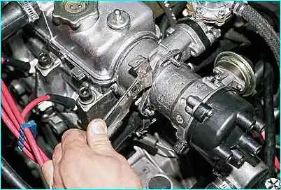 ВАЗ-2110 Снятие и разборка датчика-распределителя зажигания