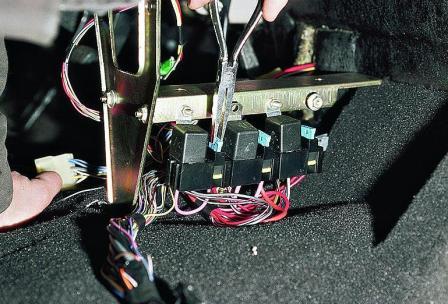 Снятие контроллера СУД автомобиля ВАЗ-2110