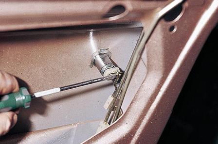 Ремонт передней двери автомобиля ВАЗ-2110