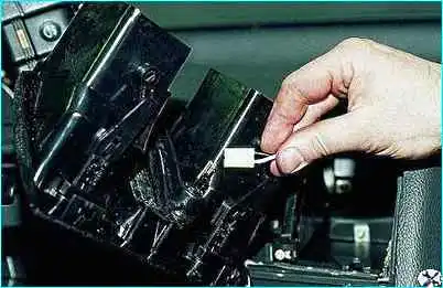 ВАЗ-2110 Снятие корпуса воздухораспределителя системы отопления и вентиляции