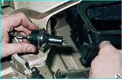 ВАЗ-2110 Снятие клапана управления заслонкой рециркуляции и электропневмоклапана