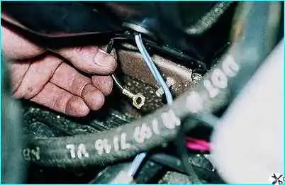 ВАЗ-2110 Снятие электродвигателя отопителя