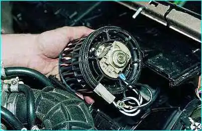 ВАЗ-2110 Снятие электродвигателя отопителя