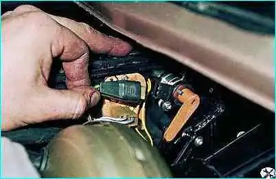 ВАЗ-2110 Снятие резистора электродвигателя отопителя