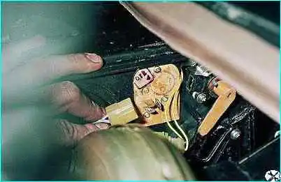 ВАЗ-2110 Снятие резистора электродвигателя отопителя