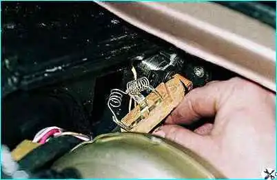 ВАЗ-2110 Снятие резистора электродвигателя отопителя