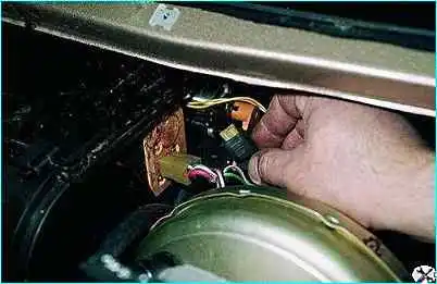 ВАЗ-2110 Снятие микромотора привода заслонки отопителя