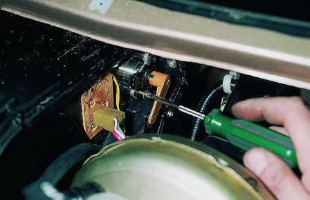 Снятие микромотора привода заслонки отопителя