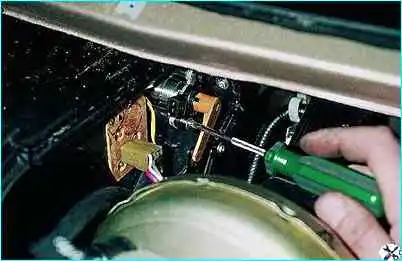 ВАЗ-2110 Снятие микромотора привода заслонки отопителя