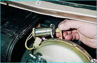 ВАЗ-2110 Снятие микромотора привода заслонки отопителя