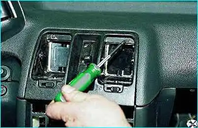 ВАЗ-2110 Снятие корпуса воздухораспределителя системы отопления и вентиляции