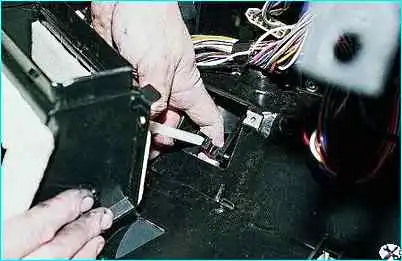 ВАЗ-2110 Снятие корпуса воздухораспределителя системы отопления и вентиляции