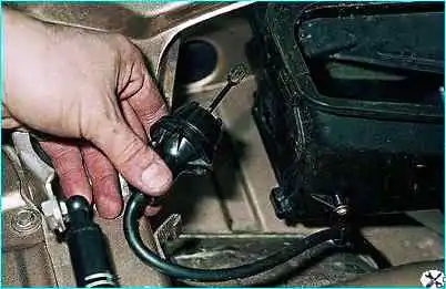 ВАЗ-2110 Снятие клапана управления заслонкой рециркуляции и электропневмоклапана