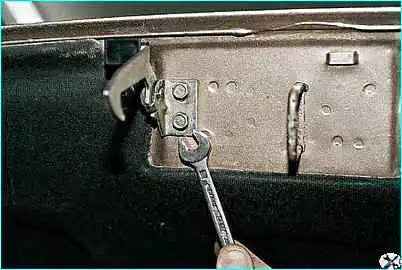 Снятие капота автомобиля