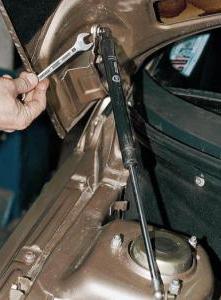Снятие капота и узлов крепления капота автомобиля семейства ВАЗ-2110