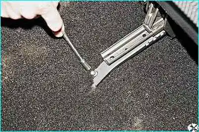 Снятие кресел автомобиля ВАЗ