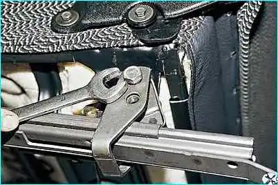 Снятие кресел автомобиля ВАЗ