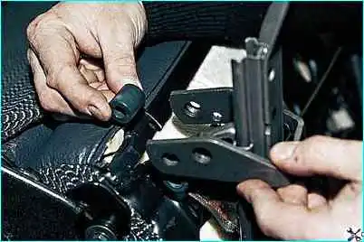 Снятие кресел автомобиля ВАЗ