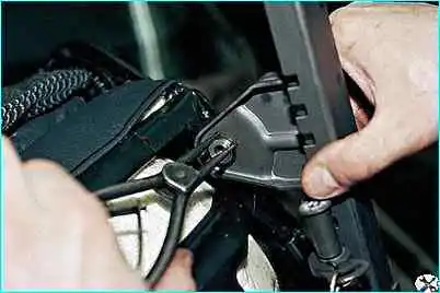 Снятие кресел автомобиля ВАЗ