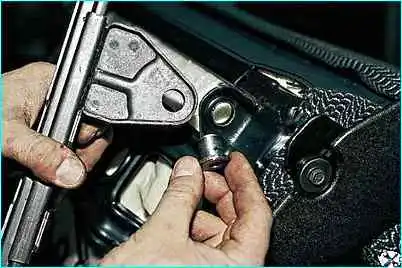 Снятие кресел автомобиля ВАЗ