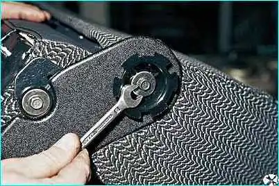 Снятие кресел автомобиля ВАЗ