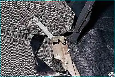 Снятие кресел автомобиля ВАЗ