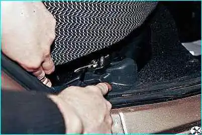 Снятие кресел автомобиля ВАЗ